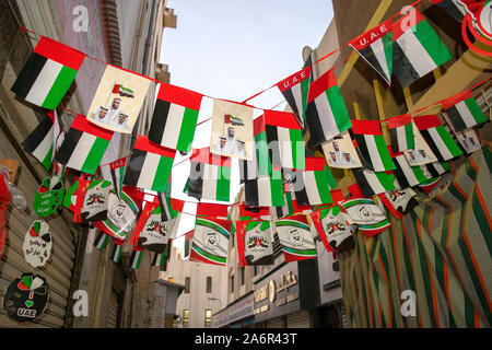 Dubaï / Emirats arabes unis - 25 octobre 2019 - beaucoup d'eau les drapeaux sur la vieille ville historique de Dubaï. Vieille rue de Dubaï décorée de drapeaux nationaux pour Unis Journée Nationale Banque D'Images