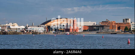 Une vue panoramique sur la baie de Cardiff au Pays de Galles, Royaume-Uni, lors d'une journée ensoleillée à l'automne Banque D'Images