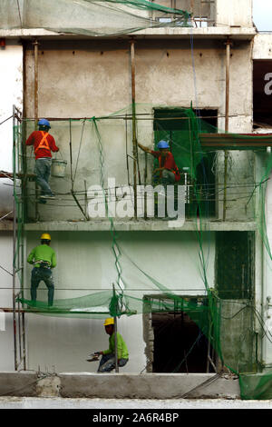 ANTIPOLO CITY, PHILIPPINES - 11 octobre 2019 : les travailleurs de la construction au chantier de construction du bâtiment de moyenne hauteur. Banque D'Images