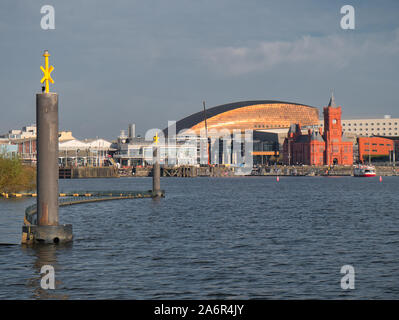 Une vue panoramique sur la baie de Cardiff au Pays de Galles, Royaume-Uni, lors d'une journée ensoleillée à l'automne Banque D'Images