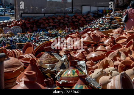 Des dizaines de pots en argile tajine à vendre à souk de plein air au Maroc Banque D'Images