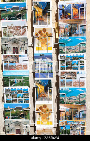 France, Arles, cartes postales en vente en boutique touristique. Banque D'Images