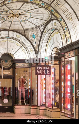 Magasins dans la Cathédrale de Melbourne d'arcade. Banque D'Images