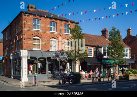 Marlow Buckinghamshire High Street avec ses magasins, cafés et banderoles dans la rue avec un ciel bleu clair Banque D'Images