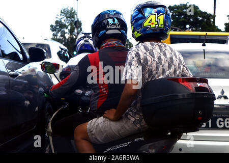 ANTIPOLO CITY, PHILIPPINES - le 15 octobre 2019 Moto : chauffeur de taxi et son passager dur autour d'une route encombrée. Banque D'Images