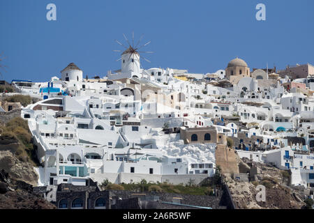 Une vue de dessous de la recherche des moulins à vent à Oia sur falaise volcanique de Santorin ski bleu clair Banque D'Images