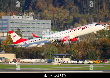 Innsbruck/Autriche 26 Octobre 2019 : Embraer autrichienne a Innsbruck Aéroport. Banque D'Images