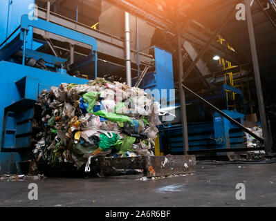 Le tri et le recyclage des déchets moderne, l'usine presse hydraulique permet de balles câblé appuyé sur des bouteilles en PET pour le traitement et la réutilisation de plastique. Concept de de Banque D'Images