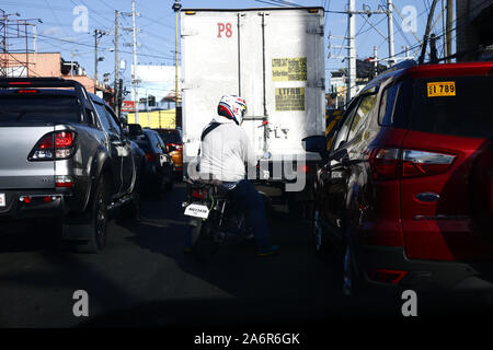 ANTIPOLO CITY, PHILIPPINES - 15 octobre 2019 : pilote moto de route autour d'une route encombrée. Banque D'Images