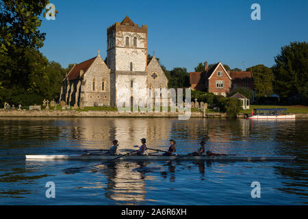 Une rangée de quatre rames femmes passé l'église All Saints, Bisham, Buckinghamshire sur la Tamise Banque D'Images