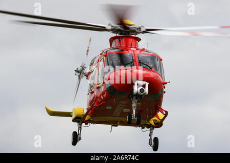 Une AgustaWestland AW169 appartenant aux terres de l'Ambulance aérienne d'Essex & Herts dans l'aérodrome de North Weald Banque D'Images