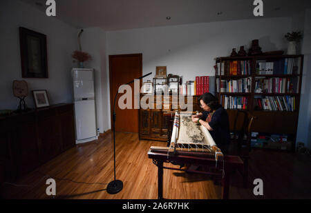 (191028) -- NANCHANG, le 28 octobre 2019 (Xinhua) -- Zhang Xiaohong brode à son atelier à Xinyu City, province de Jiangxi, Chine orientale, le 23 octobre 2019. Remonte à la dynastie des Song du Nord (960-1127), ou l'herbe Xiabu , est une sorte de tissu fait de la ramie. Zhang Xiaohong, 61 ans, est un représentant national héritier de Xiabu broderie. En 2002, elle a mis en place un atelier de broderie à Xinyu, sa ville natale, après avoir étudié à Shanghai et Suzhou. Au fil des ans, Zhang mis à jour la qualité du tissu et également créé six façons de coutures. En 2014, elle a été reconnue comme la r Banque D'Images