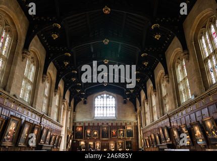 Mai 2019, l'Angleterre. Une belle prise grand angle de l'Université d'Oxford Christ Church college's dining hall, célèbre pour la grande salle Harry Potter. Banque D'Images