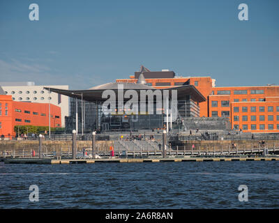 Le bâtiment de l'Assemblée nationale du Pays de Galles / Cynulliad Cenedlaethol Cymru dans la baie de Cardiff, Cardiff, Pays de Galles, Royaume-Uni. Banque D'Images