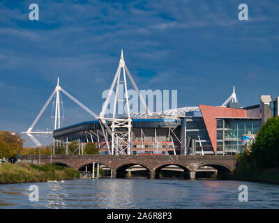 Le Millennium Stadium / Principauté Stadium de Cardiff, Pays de Galles, UK - prises à partir de la rivière Taff Banque D'Images