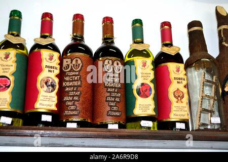 SellingTypical bouteilles souvenirs in TRYAVNA - Balkans - Bulgarie Banque D'Images