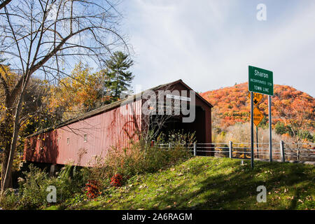 WEST CORNWALL, CT, USA - Le 26 octobre 2019. La 1864 West Cornwall Pont Couvert. Également connu sous le nom de Hart, est un pont en treillis treillis de bois pont sur la Banque D'Images