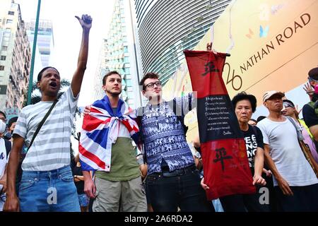 Hong Kong. 27 Oct, 2019. Des milliers de manifestants se rassemblent dans un mars non autorisé dans le district de Kowloon. La marche pacifique se retrouve avec plusieurs confrontations entre manifestants et la police. Gonzales : Crédit Photo/Alamy Live News Banque D'Images