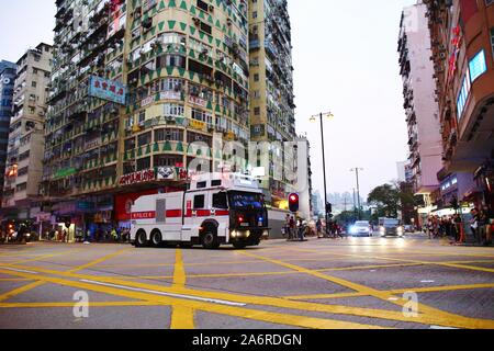 Hong Kong. 27 Oct, 2019. Des milliers de manifestants se rassemblent dans un mars non autorisé dans le district de Kowloon. La marche pacifique se retrouve avec plusieurs confrontations entre manifestants et la police. Gonzales : Crédit Photo/Alamy Live News Banque D'Images