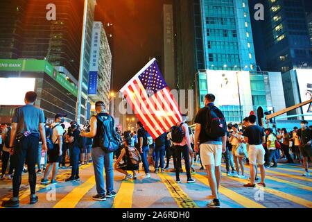 Hong Kong. 27 Oct, 2019. Des milliers de manifestants se rassemblent dans un mars non autorisé dans le district de Kowloon. La marche pacifique se retrouve avec plusieurs confrontations entre manifestants et la police. Gonzales : Crédit Photo/Alamy Live News Banque D'Images