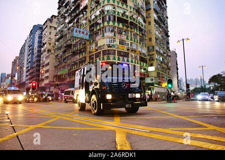 Hong Kong. 27 Oct, 2019. Des milliers de manifestants se rassemblent dans un mars non autorisé dans le district de Kowloon. La marche pacifique se retrouve avec plusieurs confrontations entre manifestants et la police. Gonzales : Crédit Photo/Alamy Live News Banque D'Images