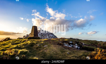 Coucher du soleil à Ticknock magnifiquement hill à Wicklow mountains avec des tas de pierres appelé château de fées et de pierre monument, heure d'or, l'Irlande Banque D'Images