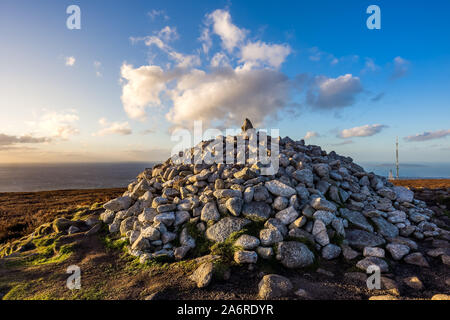 Coucher du soleil à Ticknock magnifiquement hill à Wicklow mountains avec des tas de pierres appelé château de fées et de la baie de Dublin en arrière-plan, l'heure d'or, l'Irlande Banque D'Images