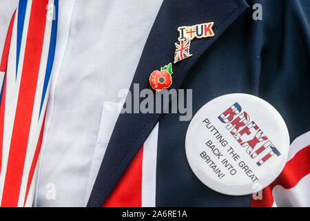 London UK. 28 octobre 2019. Un manifestant portant des broches et badges Brexit pro comme l'Union européenne accorde le gouvernement britannique a 3 mois prolongation jusqu'au 31 janvier 2020 pour le Parlement d'accord l'accord Brexit amer ghazzal /Alamy live News Banque D'Images