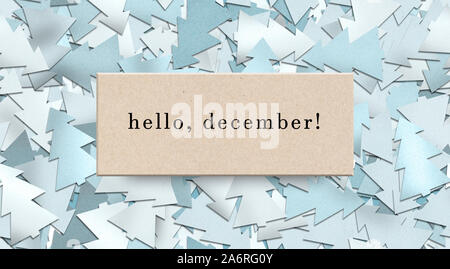 Carte Hello December sur fond de confetti en forme d'arbre de Noël Banque D'Images