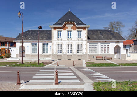 Europe, France, Grand Est, de l'Epine, La Maison Commune et l'école locale Banque D'Images