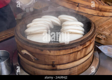 Guo Bao taiwanais à la vapeur dans un cuiseur vapeur en bambou brioches Banque D'Images
