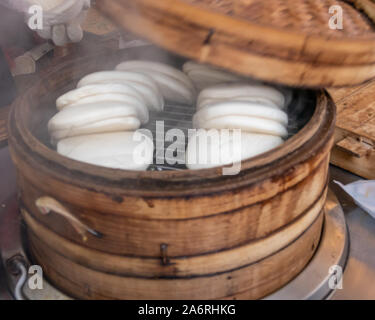 Guo Bao taiwanais à la vapeur dans un cuiseur vapeur en bambou brioches Banque D'Images