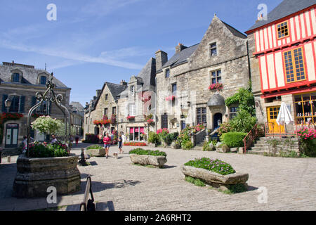 Rochefort-en-Terre de bâtiments anciens dans la place de puits Banque D'Images