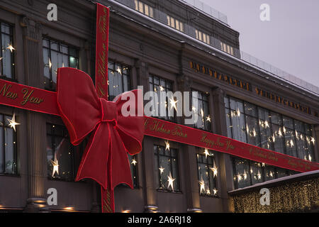 Moscou, Fédération de Russie - 12.01.2019 : Noël et la décoration de Noël de TSUM boutique de luxe à Moscou. Boutique de luxe pour les vacances de Noël rouge décoré Banque D'Images