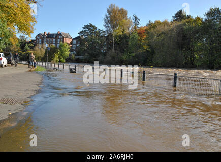 Les gens à la recherche sur la rivière gonflée à la Weir à Shrewsbury après de fortes pluies récentes causer des inondations dans le Shropshire, Angleterre Banque D'Images