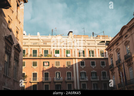 La vieille ville de Valence, en Espagne. La lumière du soleil tôt le matin sur les bâtiments. Banque D'Images