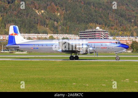 Innsbruck/Autriche 26 Octobre 2019 : Red Bull le Flying Bulls Douglas DC-6B à InnsbruckAirport. Banque D'Images