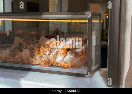 Des pâtisseries à vendre dans une vitrine de Valence, en Espagne. Banque D'Images