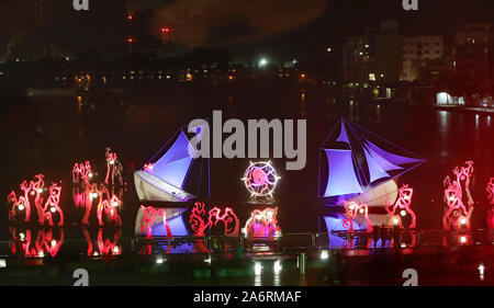 Une vue générale de l'installation de nuit sur le Grand Canal de Dublin, dock flottant d'un artwork inspiré par Bram Chauffeurs Dracula, l'une des principales caractéristiques de cette années Festival de Bram Stoker. Banque D'Images