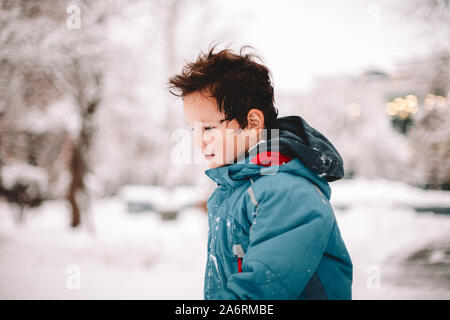 Boy walking in park en hiver Banque D'Images