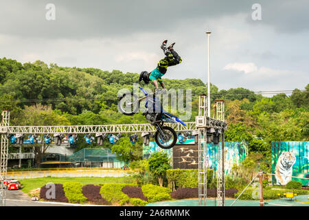Un pilote moto professionnel donnant un style libre acrobatie motorcross manifestation à Shenzhen en Chine, Parc Zoo Banque D'Images