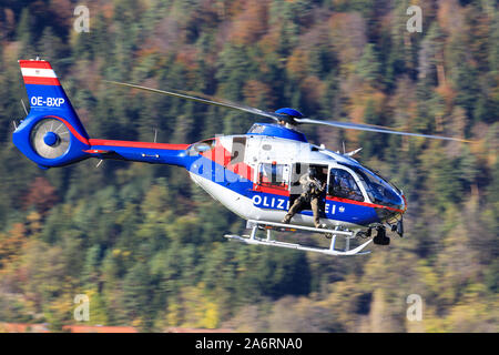 Innsbruck/Autriche 26 Octobre 2019 : OE-BXP Airbus Helicopters H135 / EC135P3 à InnsbruckAirport. Banque D'Images