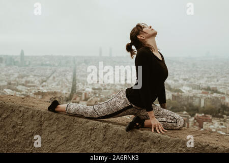 Young woman practicing yoga, stretching. Barcelona Banque D'Images