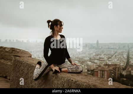 Jeune femme pratiquant le yoga, stretching.Barcelone Banque D'Images