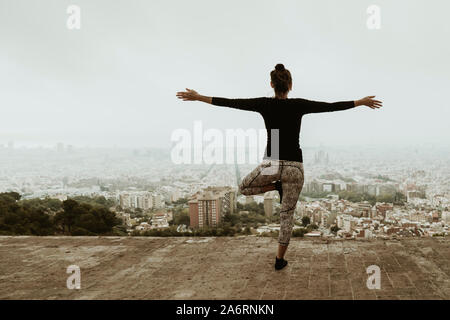 Young woman practicing yoga, asana avec les bras croisés. Barcelona Banque D'Images