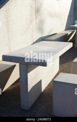 Bancs en béton dans une aire de repos sur l'autoroute. Banque D'Images