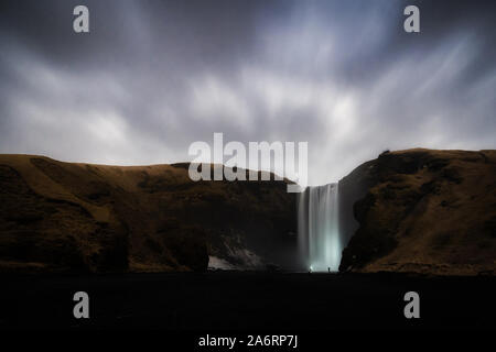 Nuit nuageuse dans une cascade puissante en Islande Banque D'Images