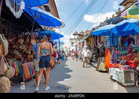 Ubud, Indonésie - 17 septembre 2018 : Lieux à Ubud Marché d'art traditionnel populaire, des boutiques de souvenirs à Bali. Banque D'Images