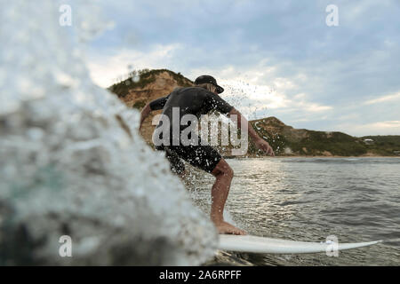 Surfer sur une vague Banque D'Images