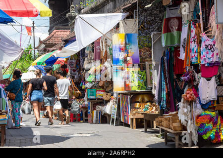 Ubud, Indonésie - 17 septembre 2018 : Lieux à Ubud Marché d'art traditionnel populaire, des boutiques de souvenirs à Bali. Banque D'Images